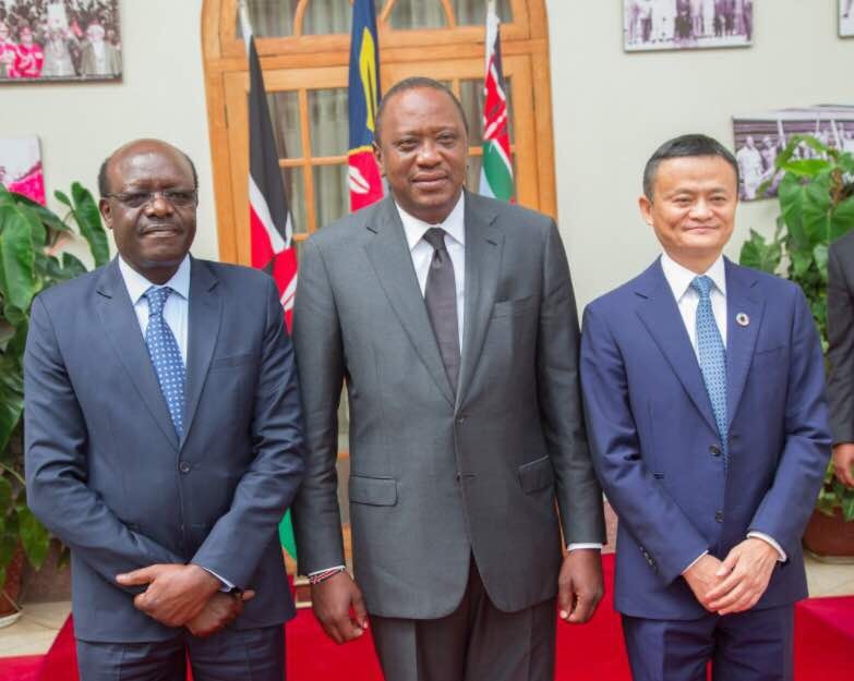 馬雲此行亦與肯亞總統烏胡魯·肯雅塔（Uhuru Kenyatta）（中）及聯合國貿易和發展會議秘書長基圖伊（Mukhisa Kituyi）（左）見面。
