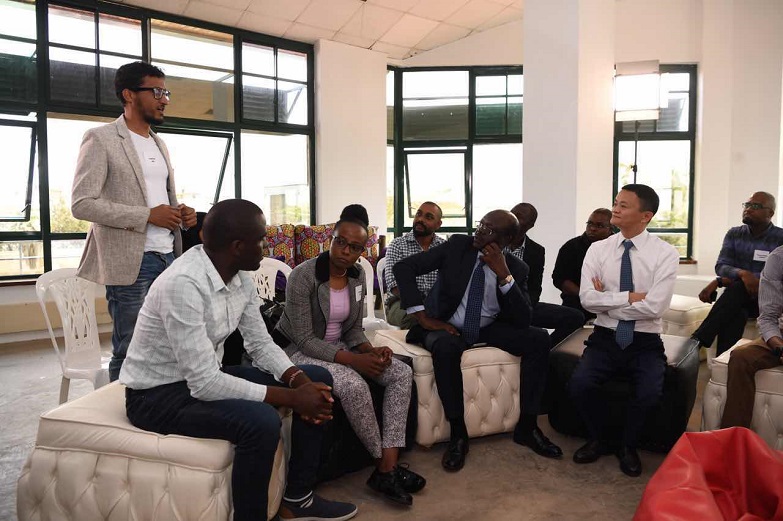 馬雲在肯亞的創業孵化中心Nailab與年輕創業家交流。
