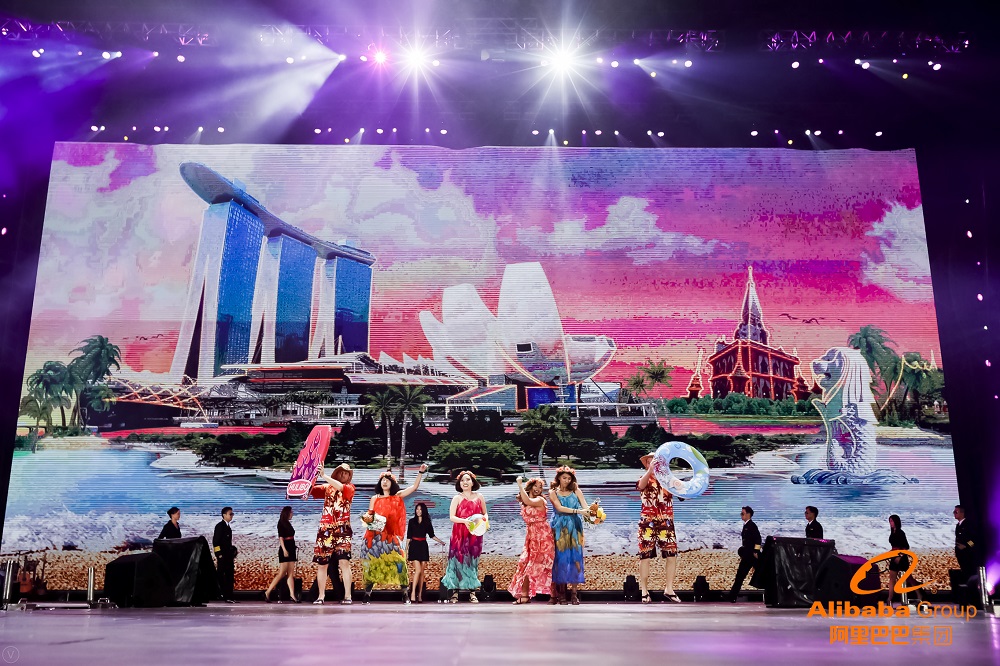 阿里巴巴向全球化發展，來自世界各地的員工回到杭州參與這次年會，表演中有一幕以各地的風景為背景，展現出員工故鄉的特色。a