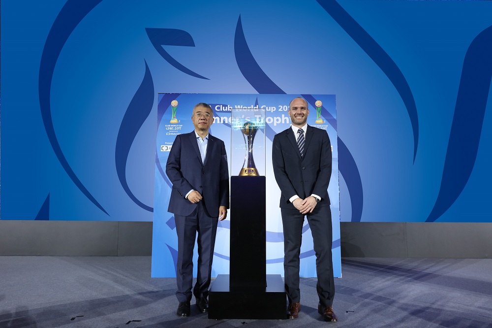阿里雲與FIFA將開展一項至2022年的合作。阿里雲期望可發揮技術能力，為FIFA世界盃引入全新觀賞體驗。阿里巴巴集團市場部體育行銷總經理謝龍（圖左）及FIFA市場銷售及策略董事Iain Downie（圖右）將今年的MVP獎盃於廣州雲棲大會展出。