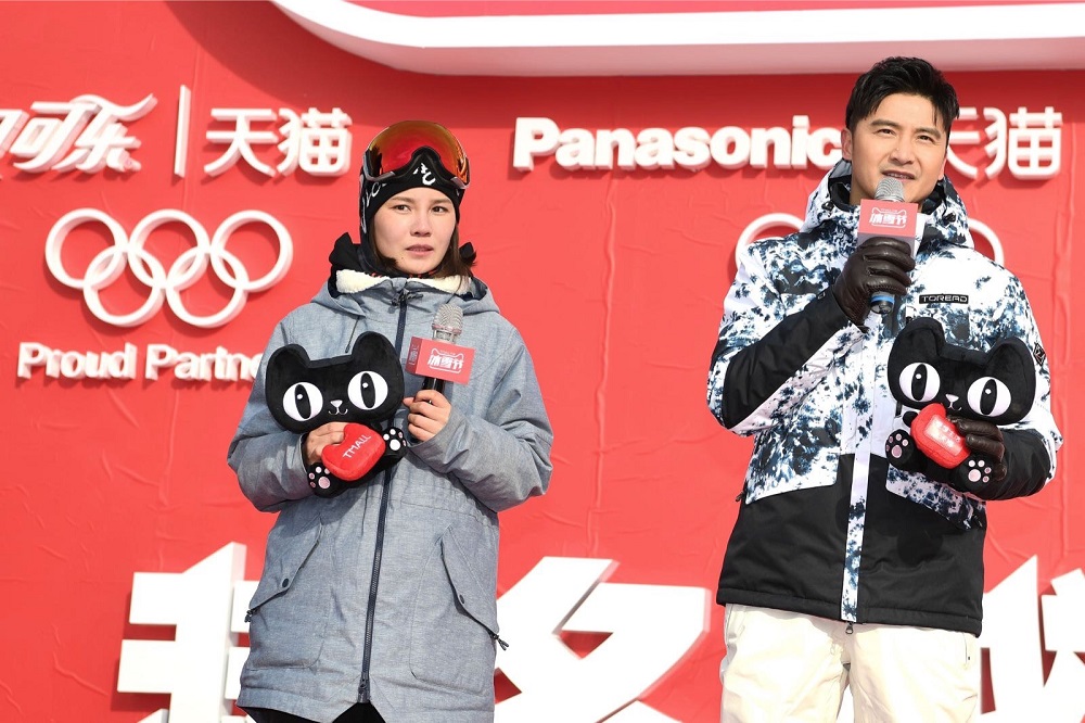 曾代表中國國家隊的短道速滑運動員李堅柔（左），以及跳水運動員田亮（右）出席天貓冰雪節啟動儀式。