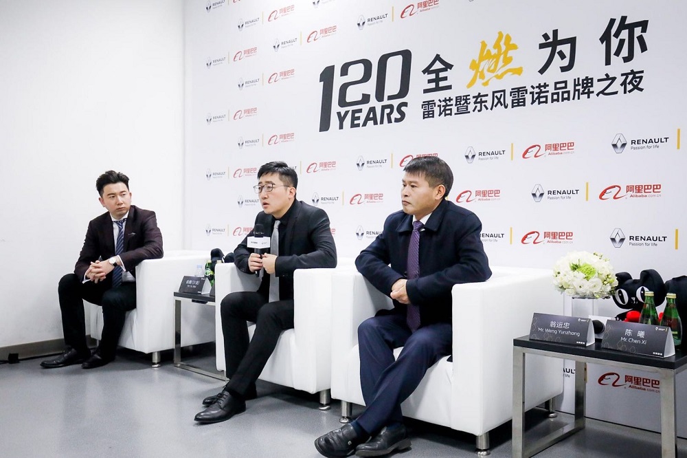天貓營銷平台事業部總經理劉博（中）、天貓汽車總經理俞巍（左）、東風雷諾汽車有限公司常務副總裁翁運忠（右）等出席記者會。