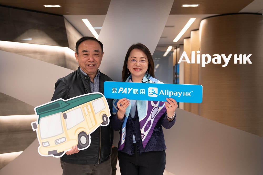 Alipay Payment Services(HK) Limited行政總裁陳婉真和冠榮車行有限公司董事馬僑生宣佈首條應用易乘碼（EasyGo）之九龍專線小巴投入服務。