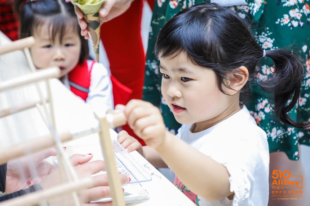 阿里人的小孩子們正在玩遊戲。