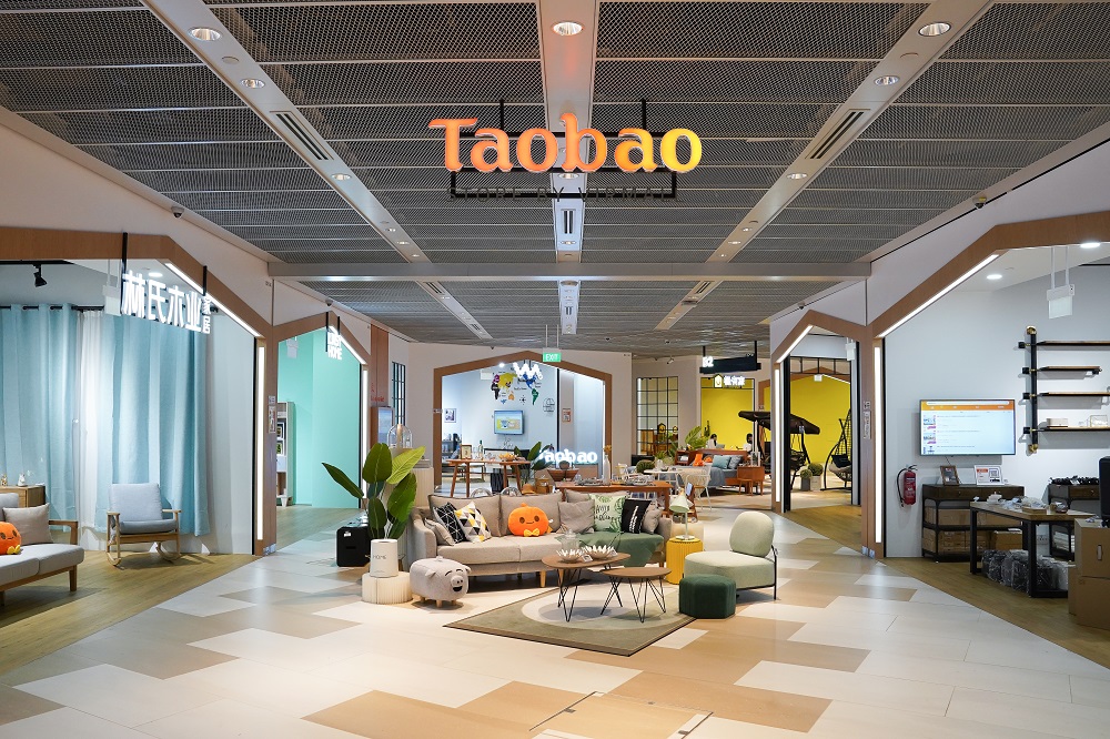 東南亞首家淘寶實體店「Taobao Store by Virmall」落戶新加坡福南商場，店舖面積達6,000平方呎，展示經精心挑選的多種商品，包括家具、家居產品和家電。