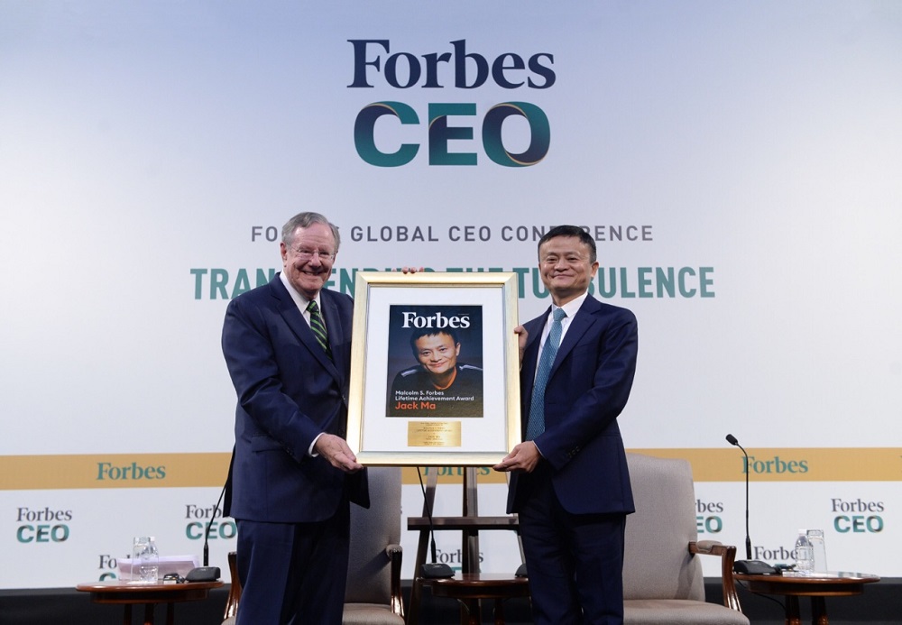 福布斯媒體集團主席、《福布斯》總編輯史蒂夫‧福布斯（Steve Forbes）向阿里巴巴集團創始人馬雲授予福布斯終身成就獎（Malcolm S. Forbes Lifetime Achievement Award）。