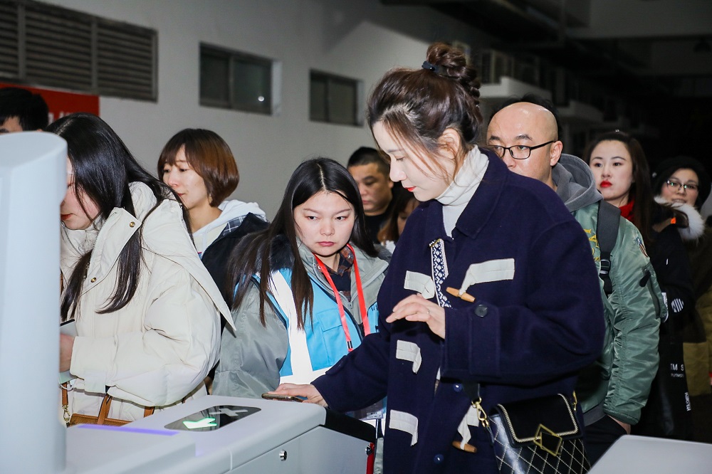 大麥網購票用戶可通過大麥網自主研發的閘機設備核驗入場，人均核驗時間為1秒以內。由於電子票提前緩存到用戶手機，現場即使出現斷網情況，核驗也不會受影響。