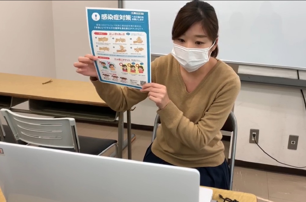 日本學校的老師通過釘釘與學生召開視像會議，傳遞防疫資訊。