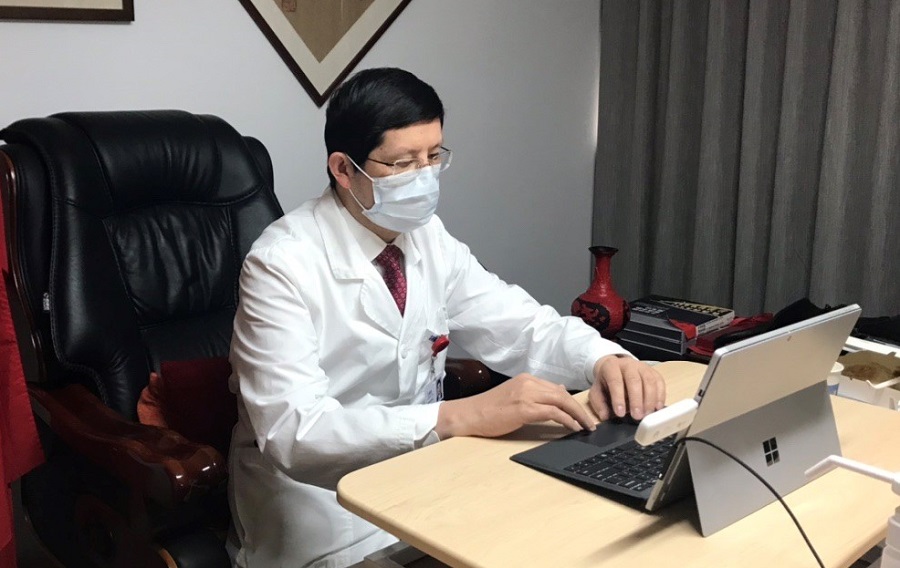 浙江大學醫學院附屬第二醫院院長王建安透過釘釘直播，分享該醫院在疫情期間的管理經驗。