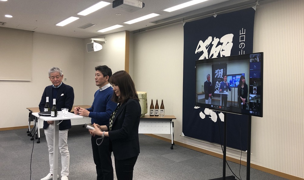 生產清酒「獺祭」品牌的日本酒廠旭酒造株式會社，透過釘釘視像會議與世界各地的支持者會面。