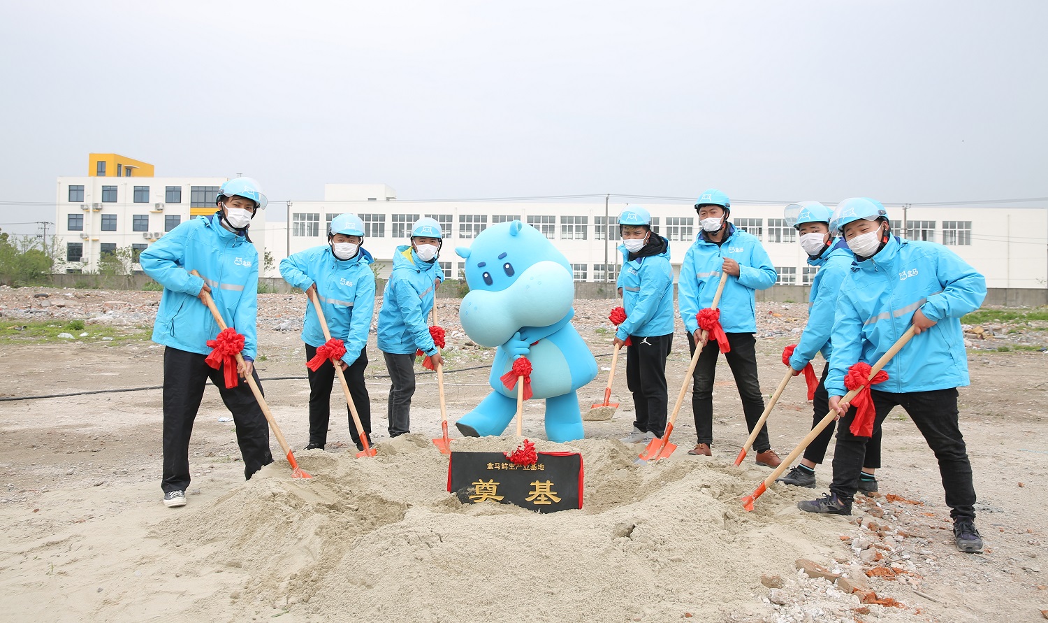 盒馬在4月中宣佈其總部將會落戶上海浦東新區航頭鎮，同時在當地投資建設「盒馬產業基地」項目，作為新零售供應鏈升級的基石。