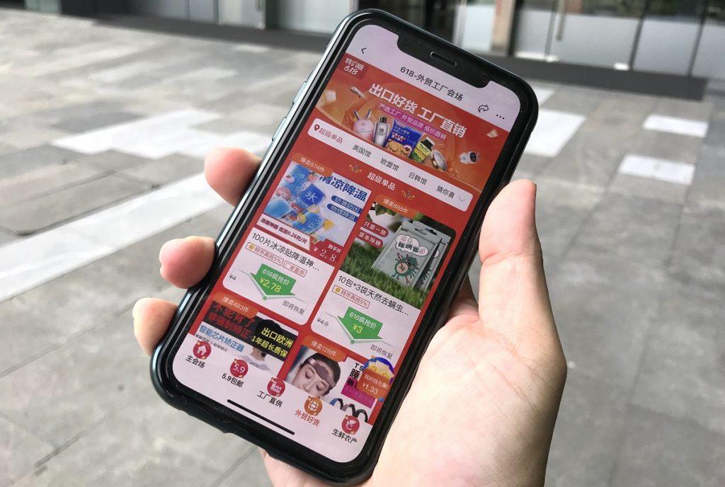 為解決外貿企業廠商的「訂單荒」，阿里巴巴集團透過淘寶及天貓平台協助他們由外貿轉內銷，共同參與今年天貓618理想生活狂歡節活動，尋找更多出路。