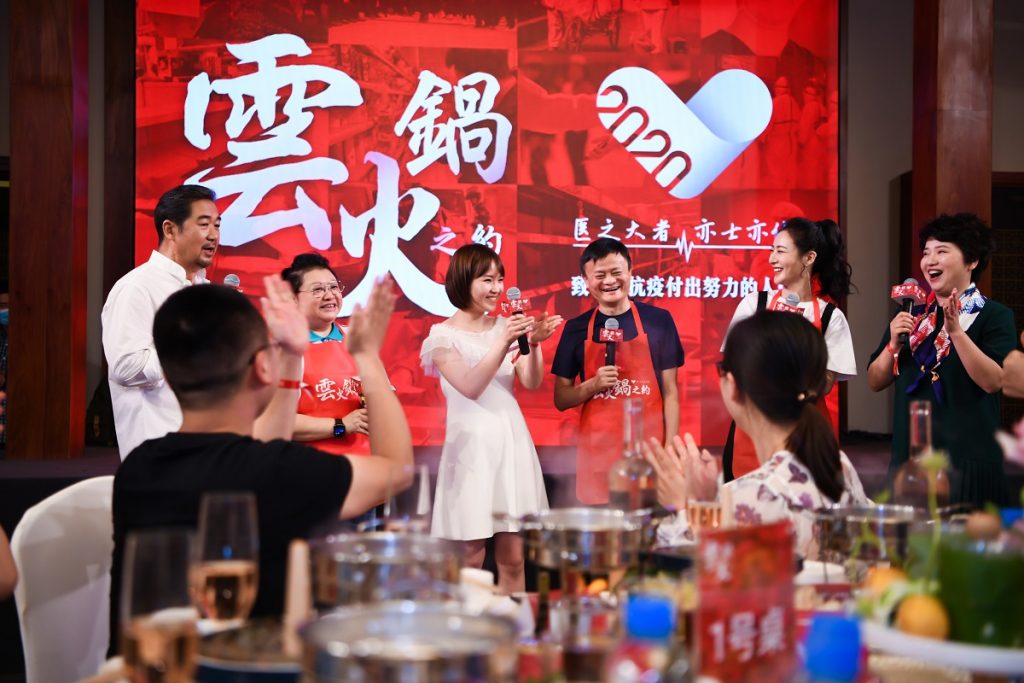 「雲火鍋」之約,源於抗疫醫護王琪(後排左三)在社交平台上分享的小心願。