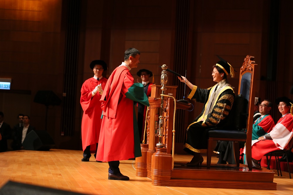 香港大學校監、香港特別行政區行政長官林鄭月娥出席典禮，為三位名譽博士頒授學位。