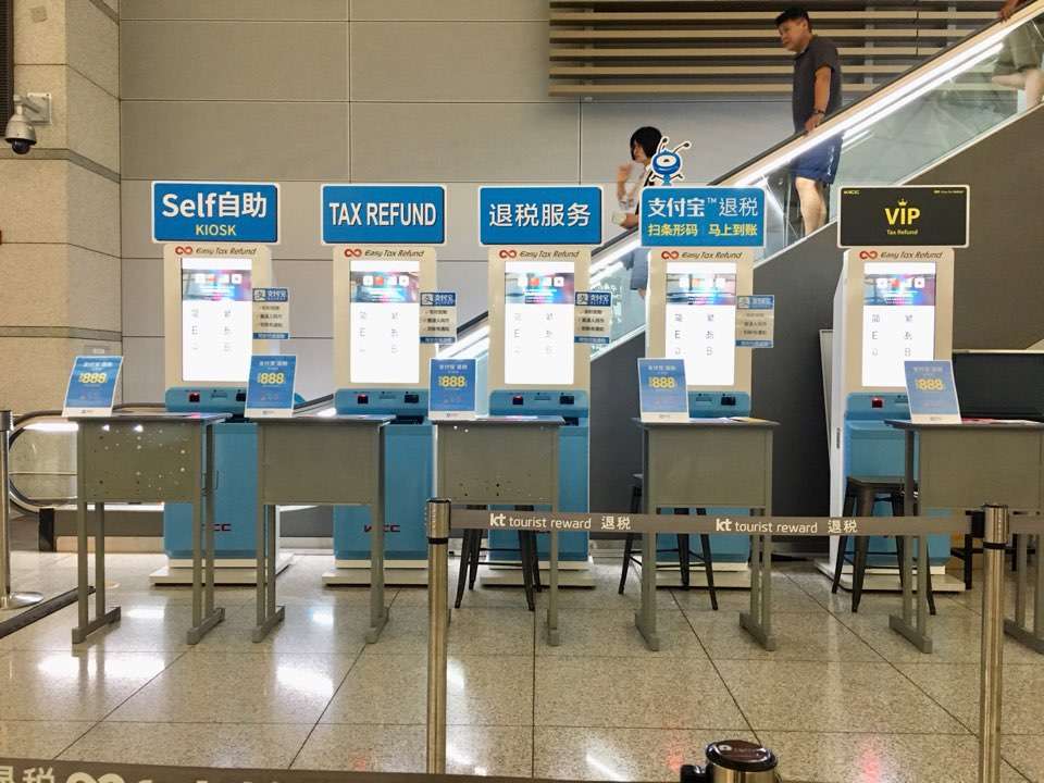 中國旅客於離境韓國前，記得在海關自助離境確認機上掃描護照，確認本人已離境；在購物後90天內及離境後，中國旅客可通過支付寶完成退稅。