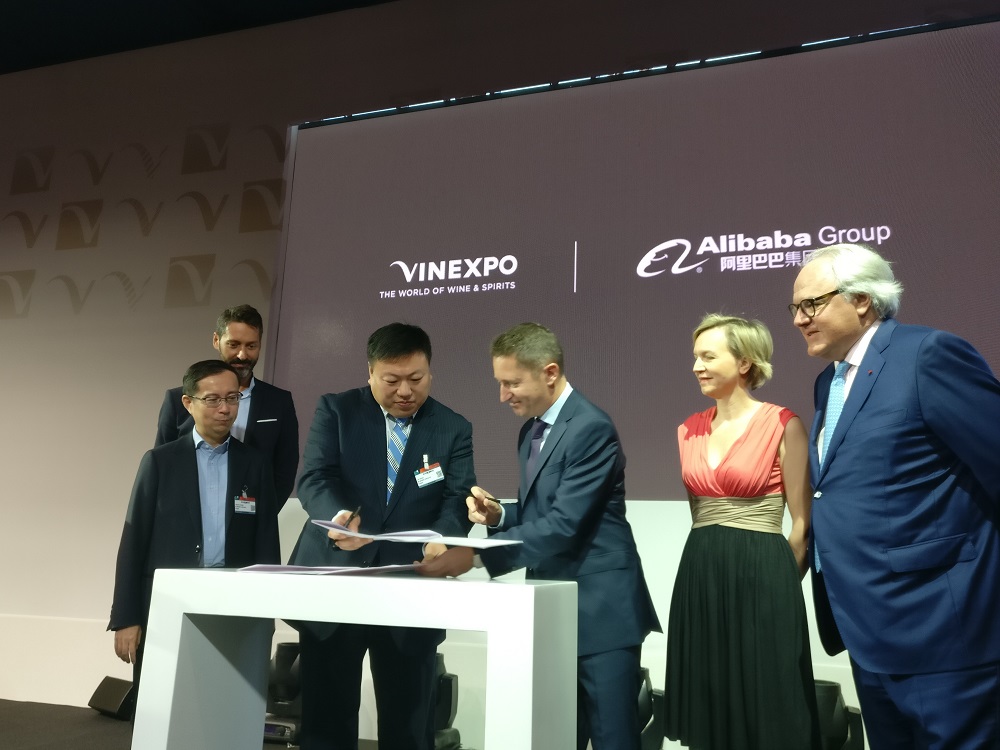 阿里巴巴集團於法國波爾多舉行的Vinexpo酒展上，與Vinexpo簽署諒解備忘錄，雙方將會探討酒業的新零售模式。