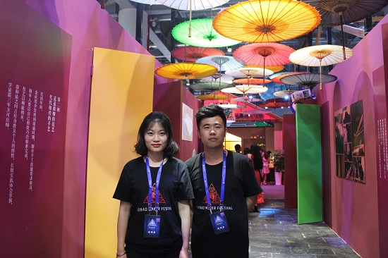 湯薇（左）和劉偉學（右）開設淘寶店紙傘之家，將余杭紙傘工藝添加新元素，傳承下去。