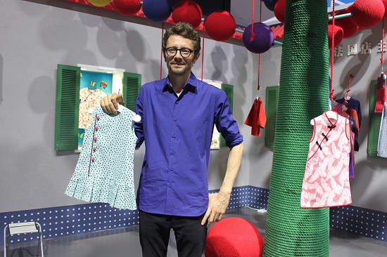 來自法國的Pierre-Yves已經在北京居住十多年，他和另一法國人Amélie共同經營Tang’Roulou這個小童服飾品牌，將中國文化元素融入其設計之中。