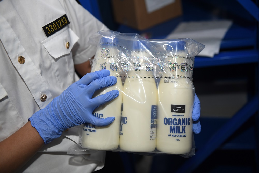 經過恒溫處理的恒天然（Fonterra）巴氏殺菌奶，由新西蘭運抵中國，並通過天貓國際，送到消費者手中，全程由跨境零售商品溯源驗證體系跟蹤。