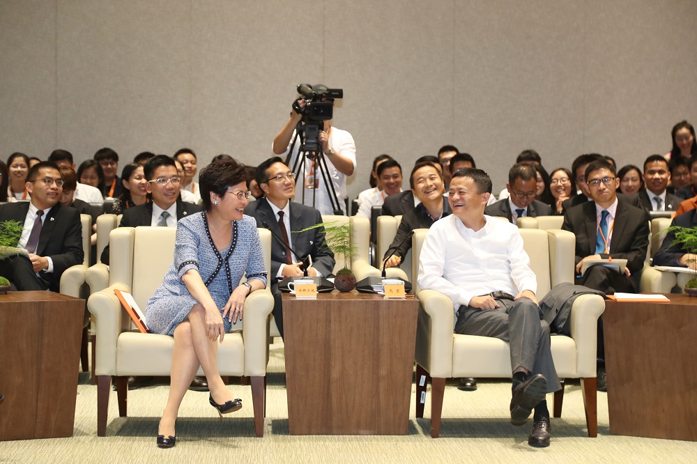 香港特別行政區行政長官林鄭月娥到訪阿里巴巴集團的杭州總部，阿里巴巴集團董事局主席馬雲與她見面及介紹了阿里巴巴的發展目標。