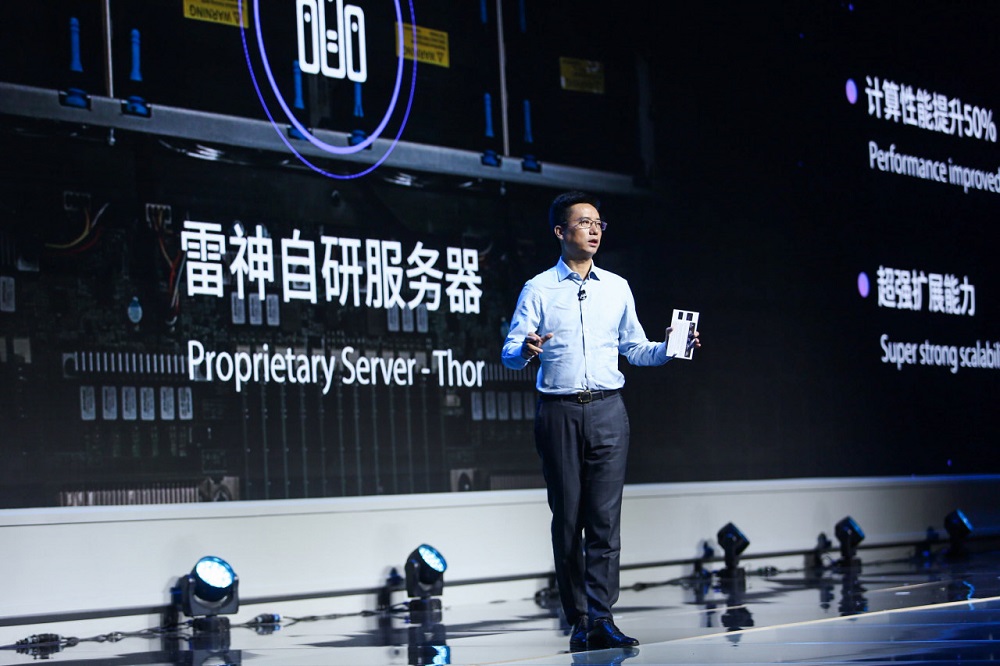 阿里巴巴集團資深副總裁兼阿里雲總裁胡曉明在峰會上介紹多個新產品，他指阿里雲正積極拓展全球化，現時產品已全面對標世界首位的雲計算服務公司，並會持續進步。