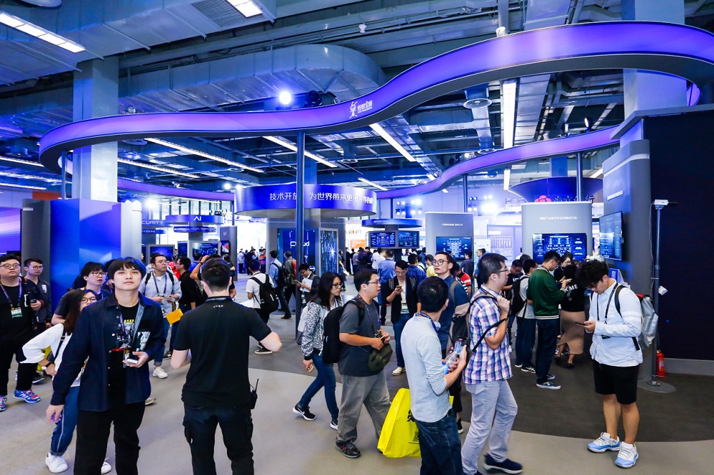 「2017杭州‧雲棲大會」吸引大批參與者，除了主論壇及多場分論壇上有豐富的演講之外，各大展位亦展示出最新技術。