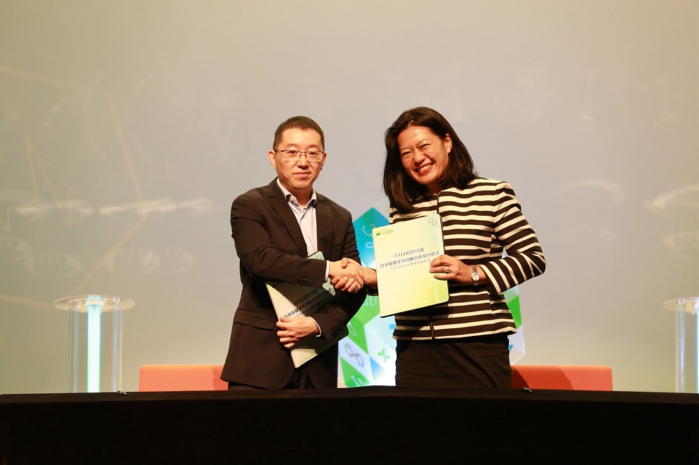 阿里健康首席執行官王磊（左）及拜耳大中華區總裁朱麗仙（右）代表簽署是次戰略合作。
