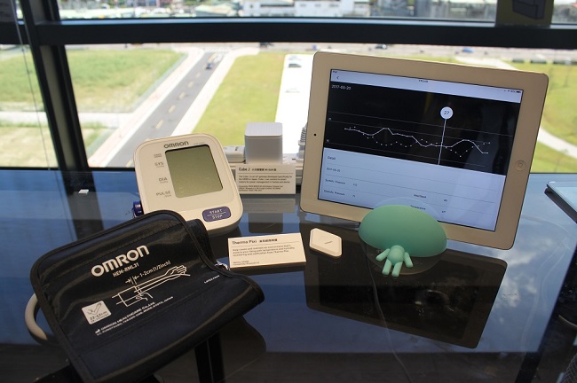 日本歐姆龍 （OMRON）的一款血壓計也是與聯齊科技合作，透過手機App和溫濕度感應計，量身打造個人化的健康管理。