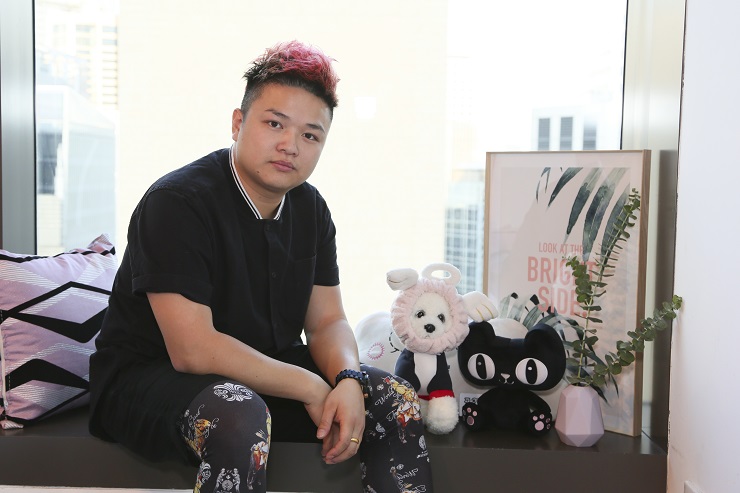 香港潮流達人Suteki有8年的於天貓淘寶購物的經驗，他教大家善用拍立淘，以及在天貓雙11期間記得搶紅包及優惠券。