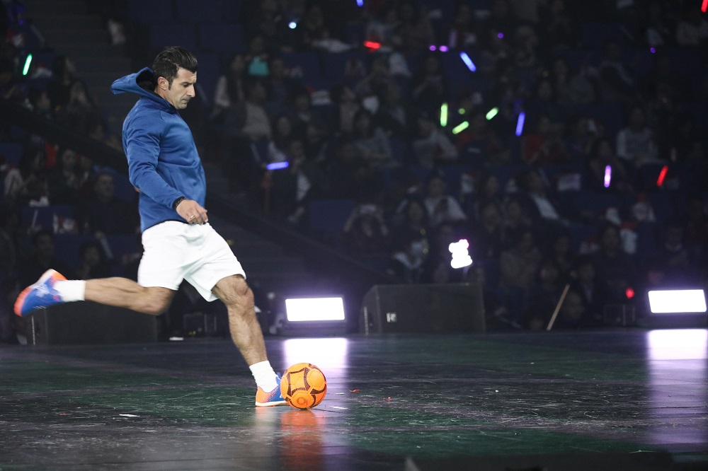 世界足球先生Luís Figo費高表演腳法。