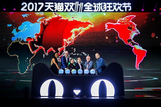 阿里巴巴集團首席執行官張勇於上海媒體中心倒數，並與來自全球五大洲的消費者、商家、快遞員代表共同見證這個全新紀錄的誕生。
