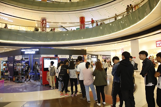 今年天貓雙11與眾多品牌在中國52個商圈開設智慧快閃店，讓商家和消費者一同體驗新零售。