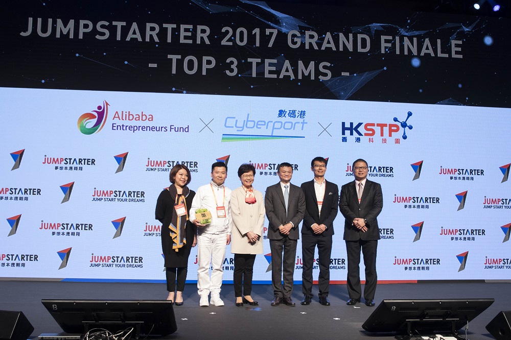 En-trak去年在約600間初創企業中脫穎而出，勝出「JUMPSTARTER」比賽，並在近日獲得阿里巴巴香港創業者基金及CLP Innovation Ventures共同參與其Pre-A輪融資。右一為En-trak創始人兼首席執行官周光明。