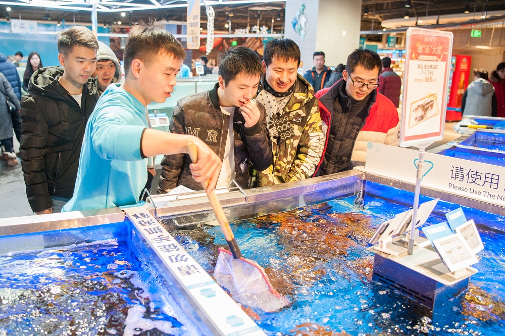 在北京盒馬亦莊店內，消費者正選購新鮮海鮮食品。