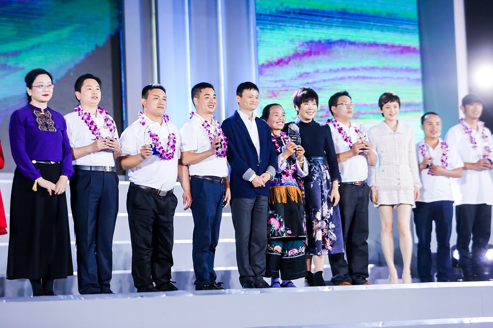 第三屆「馬雲鄉村教師獎」頒獎典禮於三亞舉行，阿里巴巴集團董事局主席、馬雲公益基金會創辦人馬雲出席，為得獎的鄉村教師頒發殊榮。