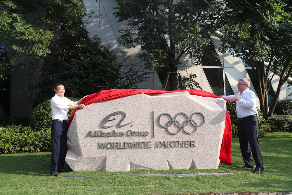 去年8月，阿里巴巴集團董事局主席馬雲與國際奧委會主席巴赫在阿里巴巴位於杭州的西溪園區，共同揭幕阿里巴巴和奧運聯合標誌的石碑。