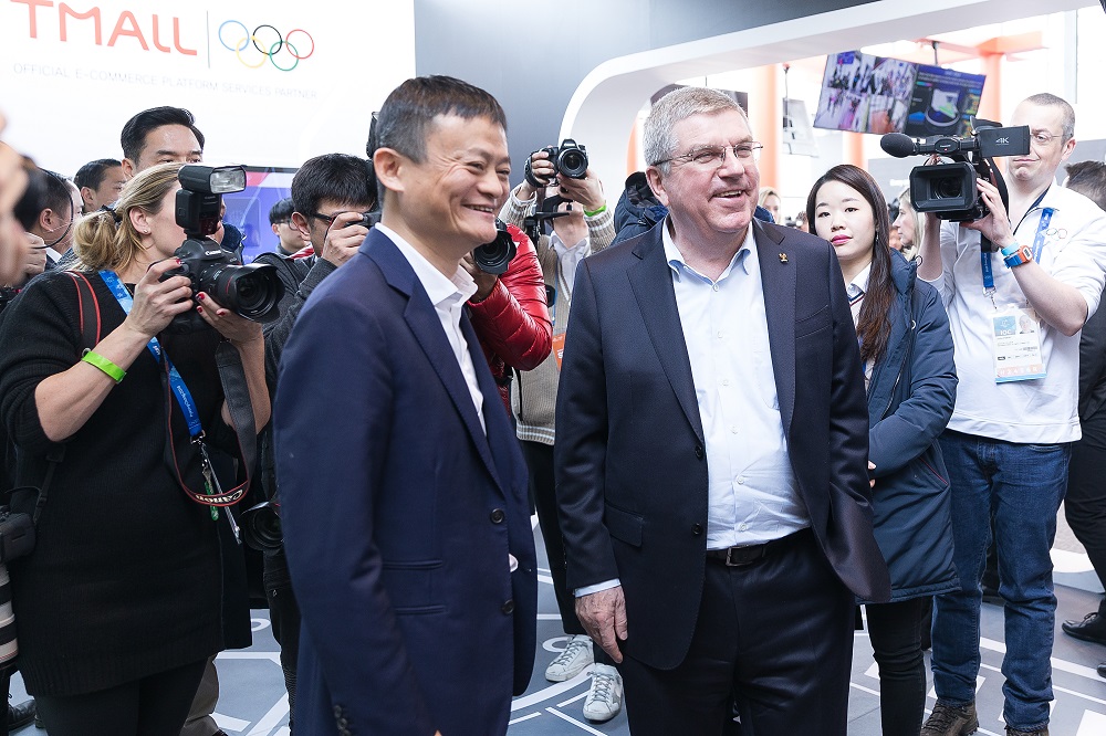揭幕儀式後，馬雲陪同巴赫參觀阿里巴巴冬奧展館，了解「雲上奧運」。