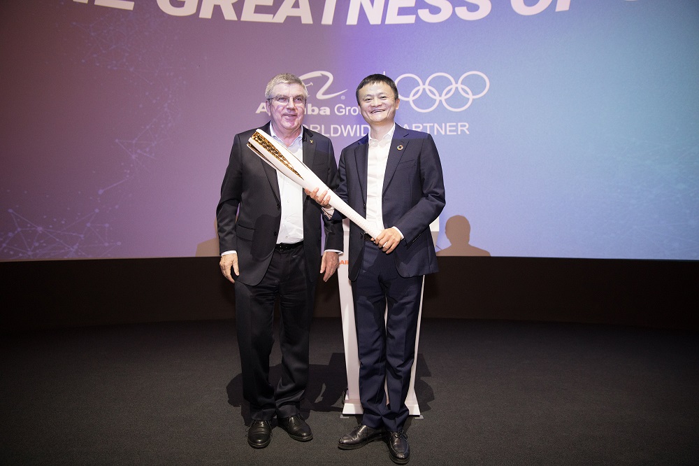 國際奧委會主席巴赫（Thomas Bach）與阿里巴巴集團董事局主席馬雲於韓國江陵奧林匹克公園，為阿里巴巴冬奧展館揭幕。