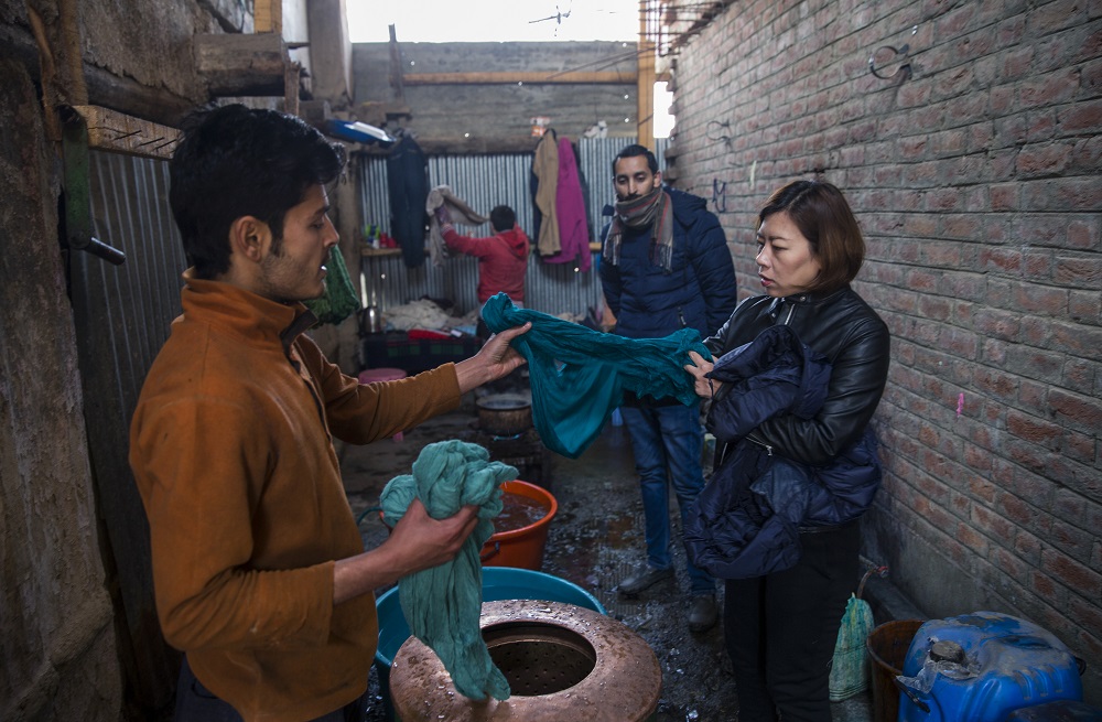 大遙遠卦喀什米爾生產圍巾的源頭，深入了解產品的製造過程。