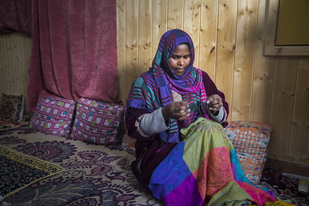 在喀什米爾，一般家庭式運作的商家都以男工為主，但當遇到丈夫有病患等不幸的情況，女工也需要工作養家。