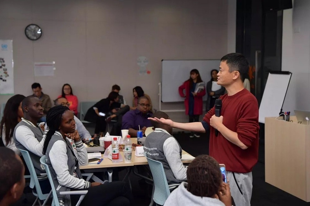 馬雲於去年7月宣佈支持200個非洲年輕企業家到杭州學習。他認為，學生像種子一樣，可以把學到的東西帶回非洲散播開去。