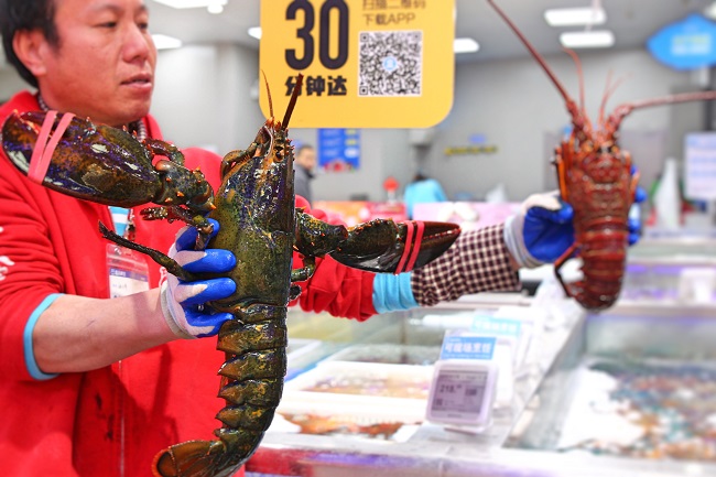 盒馬鮮生主打新鮮食品，以及門店3公里範圍最快30分鐘送達。