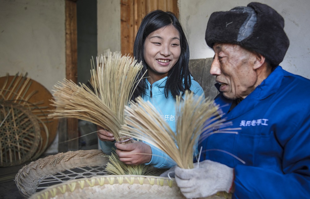 楊其貴擁有編織竹製品的大好手藝，由他的巧手製作的產品，一年也可賣到6,000多元人民幣。