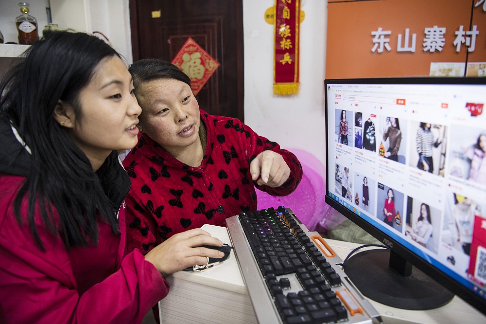 除了在淘寶上賣東西，劉青青也會在閒時，幫助村民網購。