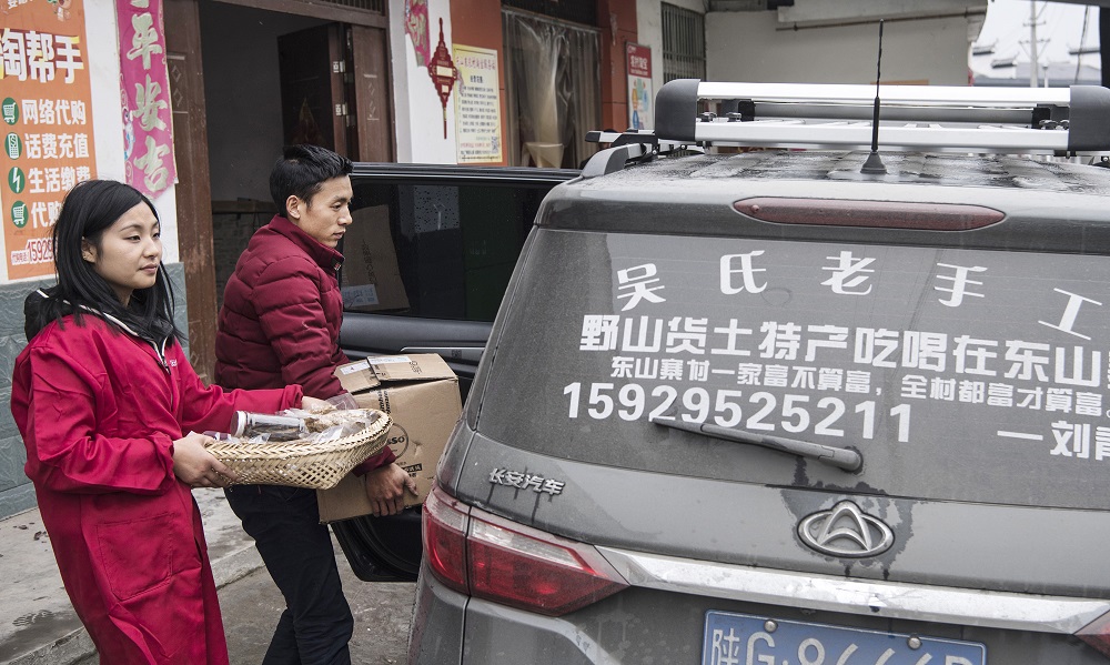 劉青青與丈夫以分期付款的方式購買了一輛汽車，方便收發貨物，也可以為村民送達網購商品。