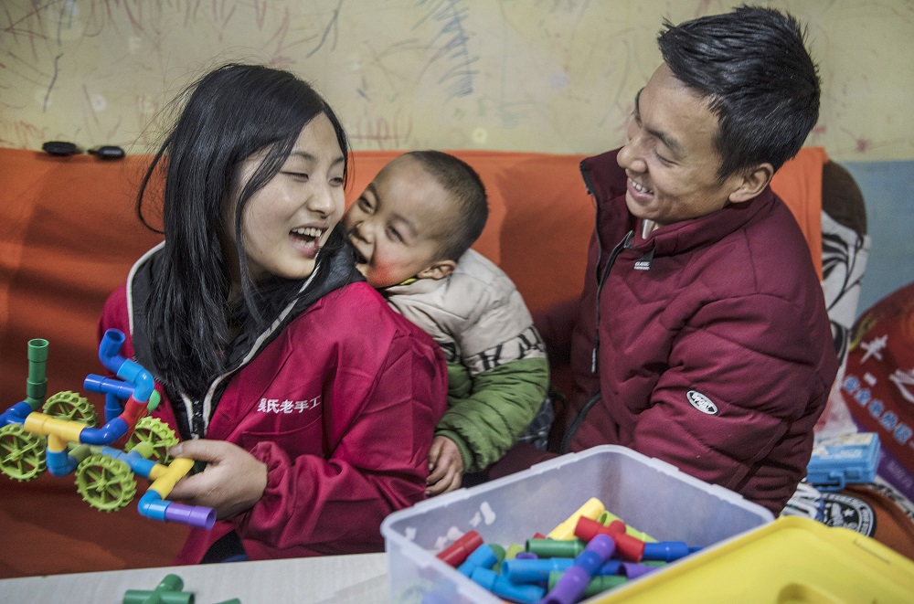 雖然劉青青的網店收入不高，在治病後又要負擔債務，但今天她已經走出人生低潮，以樂觀的心，快樂地與丈夫和孩子生活。