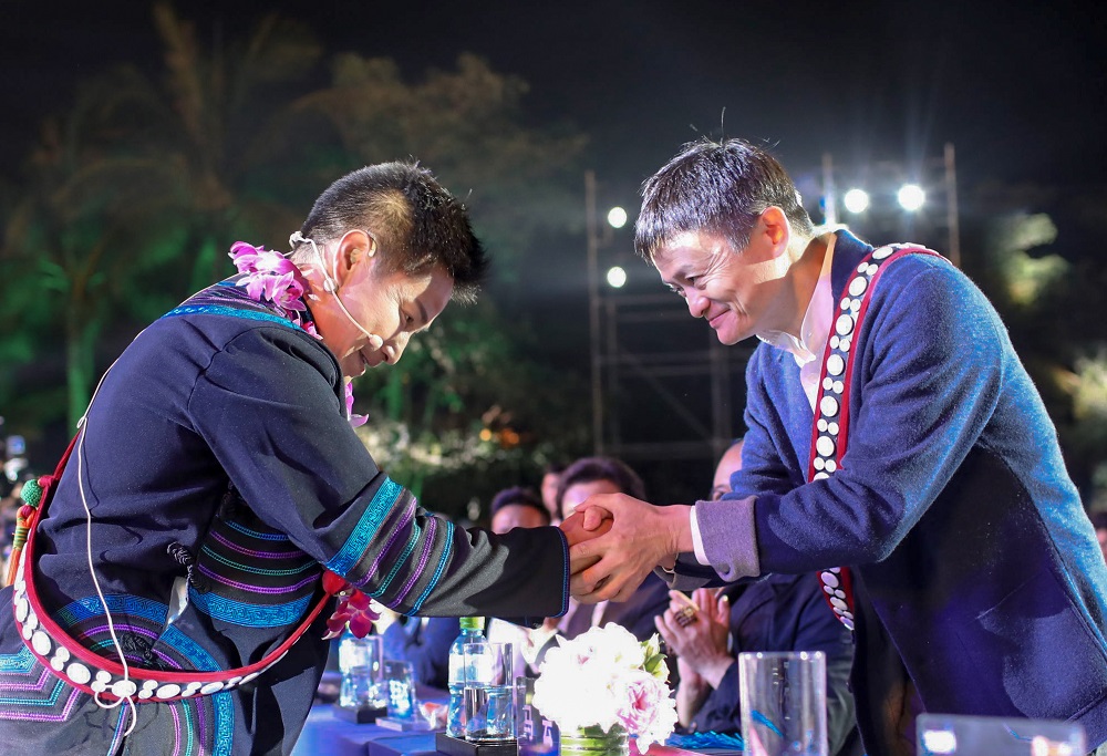 在今年的鄉村教師頒獎禮上，來自四川大涼山的曲古史比老師給馬雲戴上了「英雄帶」，以表達對馬雲關注鄉村教育的謝意。