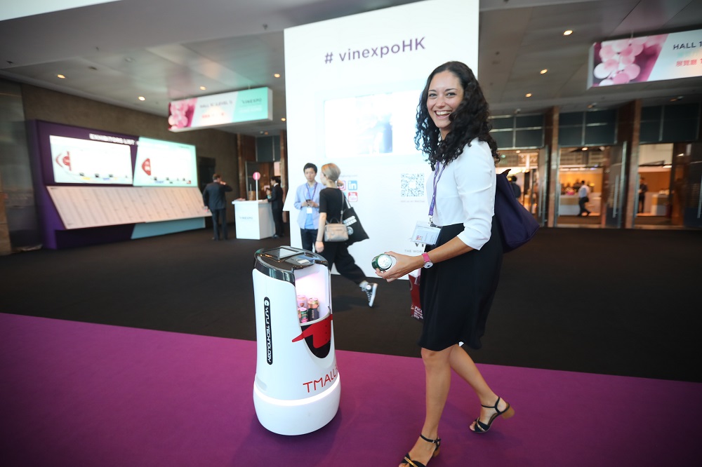 在Vinexpo會場內，天貓機器人正在為參會人士引路及提供飲品。