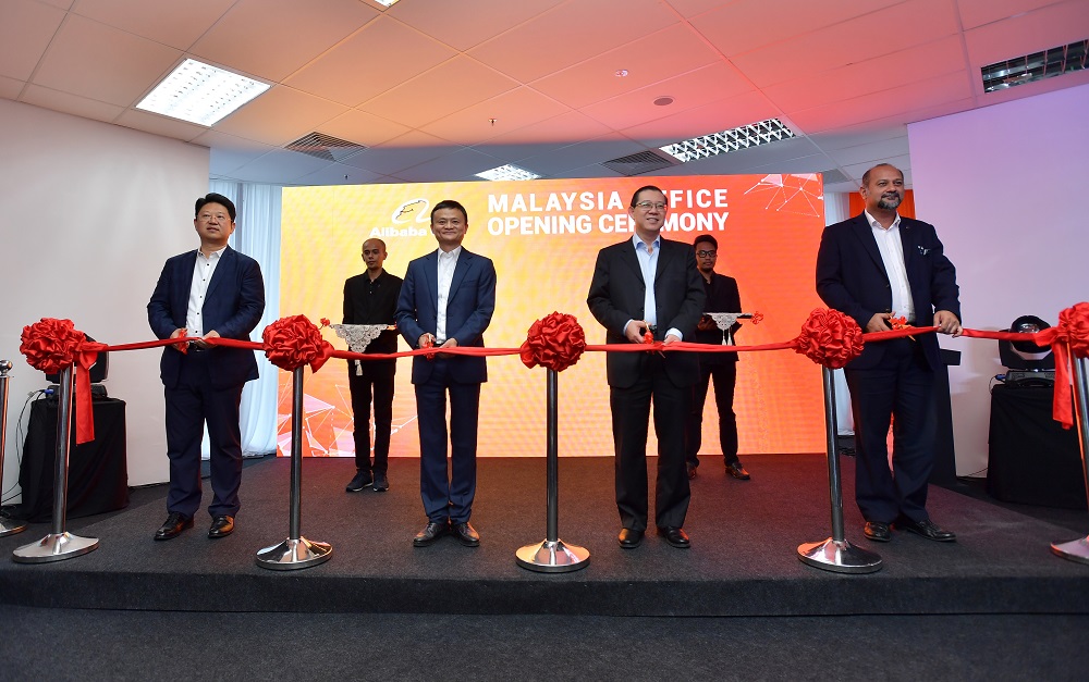 （左起）中國駐馬來西亞大使白天、阿里巴巴集團董事局主席馬雲、馬來西亞財政部長林冠英，以及通信與多媒體部部長哥賓星，一起主持阿里巴巴集團位於馬來西亞吉隆坡的辦公室開業儀式。