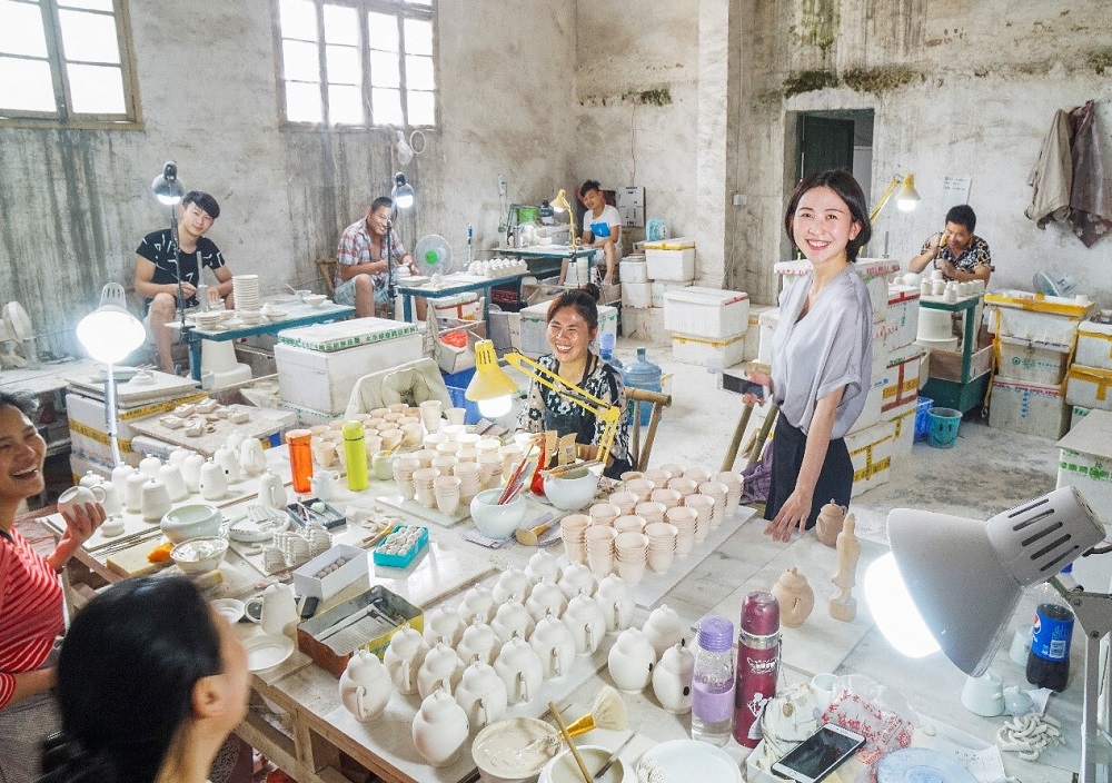 自2009年畢業後，馮麗媛（圖中站立者）於淘寶上以1萬元人民幣開始茶具生意，並於2015年起通過網商銀行獲得短期貸款，以自創品牌及擴展業務。